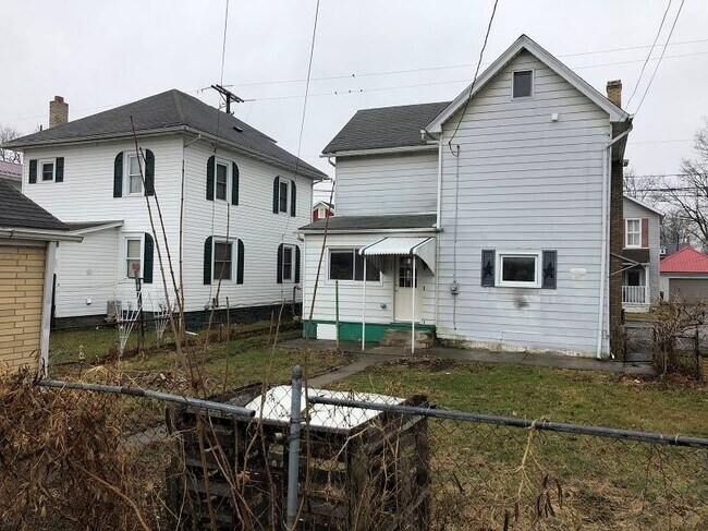 Building Photo - 216 N 9th St