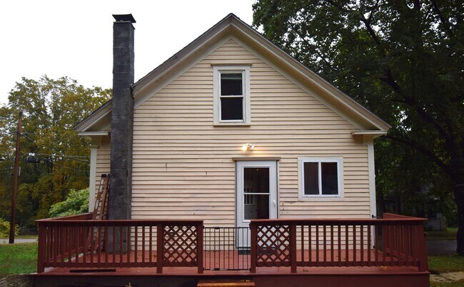 Building Photo - 12 River Rd