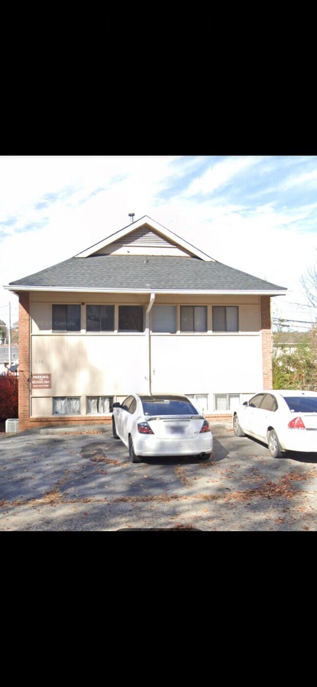 Building Photo - 404 W Maple St