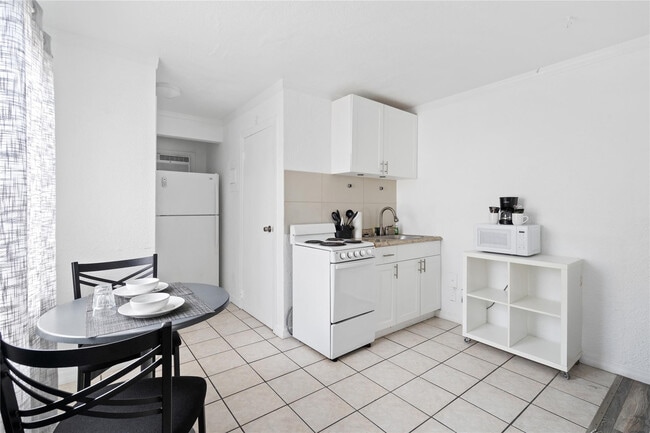 Building Photo - 913 NE 18th Ave