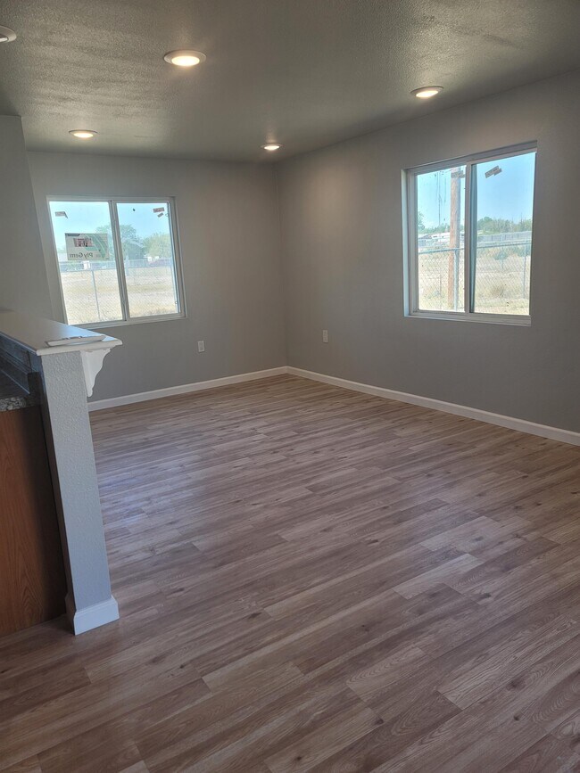 Building Photo - 500 E Country Club Rd