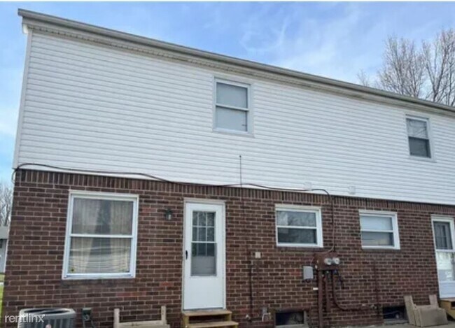 Foto del edificio - 3 br, 1.5 bath Duplex - 5843 Cresthaven La...