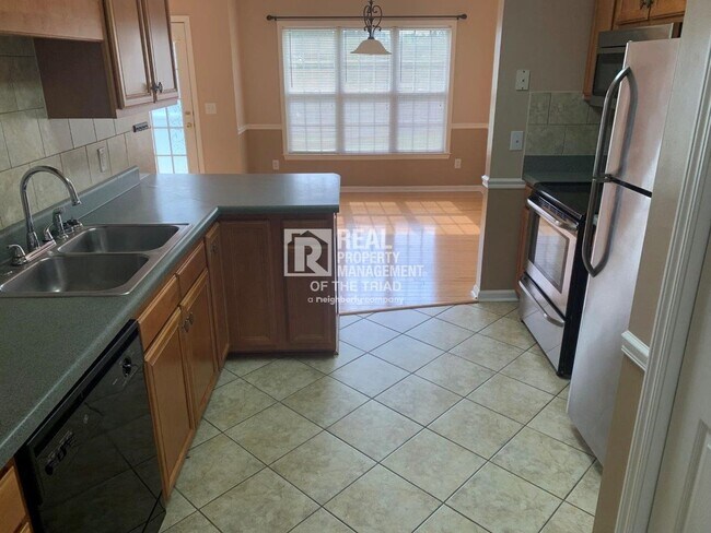 Building Photo - AVAILABLE SOON! Attractive 3 Bedroom/2.5 B...