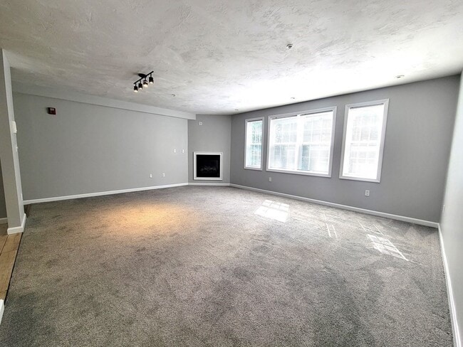 Building Photo - 70 Oak St Ext