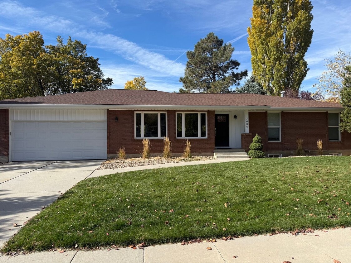 Primary Photo - 6 Bedroom/3 Bathroom House in Cottonwood Heights