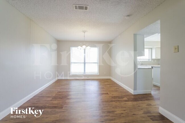 Foto del edificio - 4810 Glenvillage St