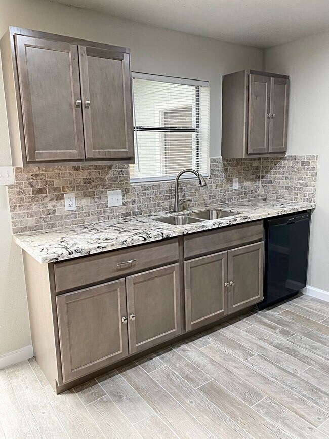 Building Photo - 6023 Bedford Dr