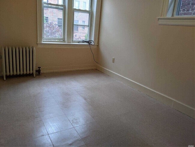 Foto del edificio - 82-12 Pettit Ave