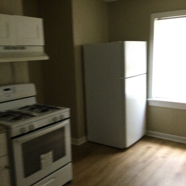 Building Photo - 3 Bed, new kitchen