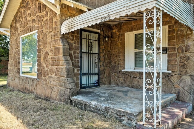 Building Photo - Large 2 bed / 1 bath house! 3 Minutes from I-235, and 10 Minutes from Bricktown!