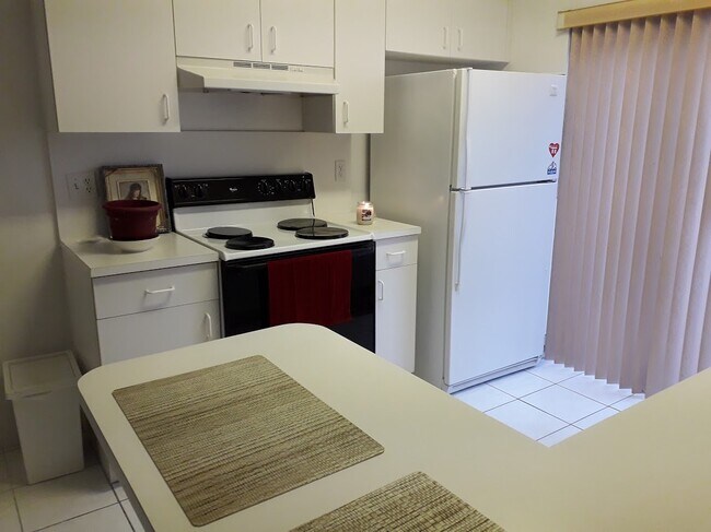 KITCHEN - 8019 Lake Dr