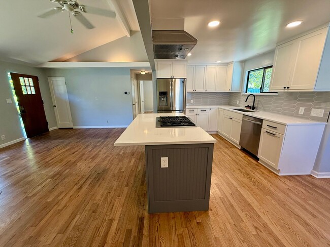 Building Photo - Columbia City Home