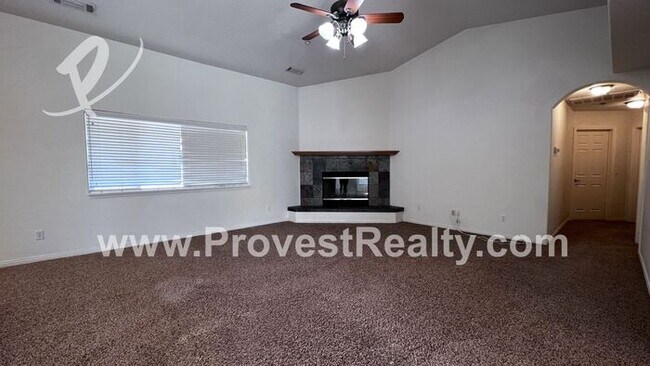 Building Photo - Spacious 3 Bed, 2.5 Bath Home in Phelan Ho...