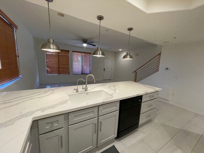 Foto del edificio - BEAUTIFULLY REMODELED TOWNHOUSE!