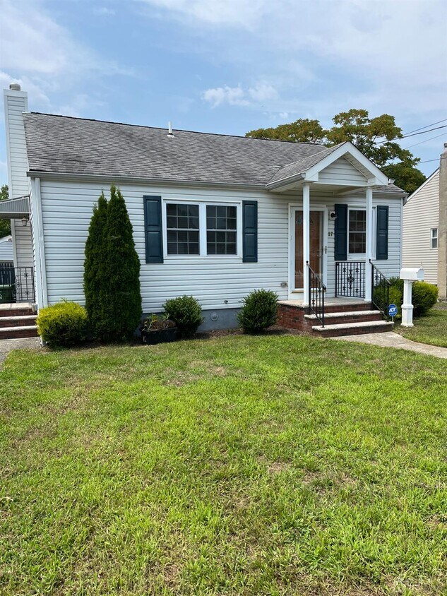 Primary Photo - 17 Eisenhower Dr
