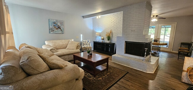 Building Photo - 1976 Columbia Dr