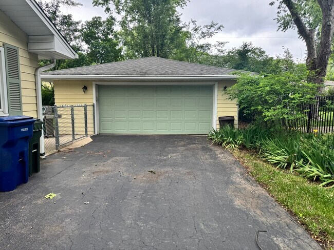 Building Photo - 541 Cypress Dr