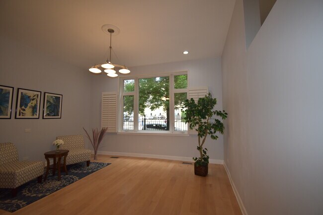 Building Photo - 1021 W Buena Ave