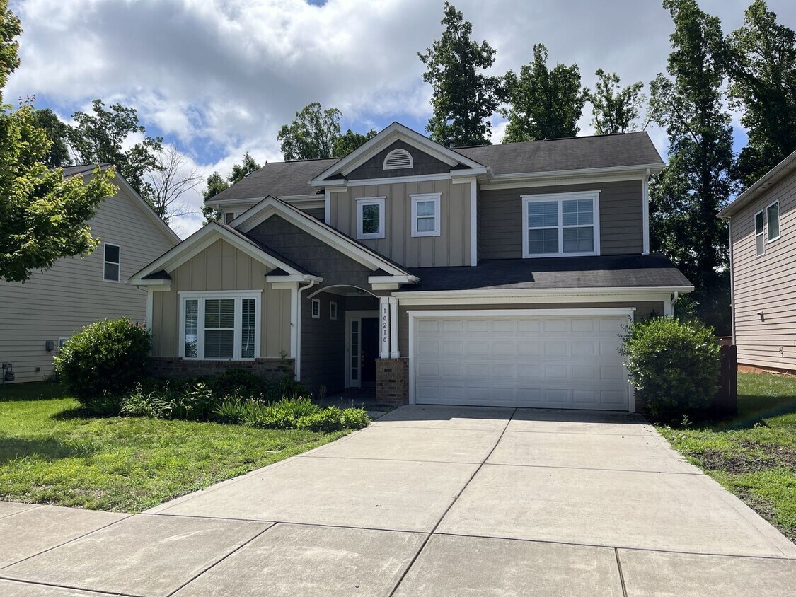 Primary Photo - Great 4 Bed Home in Desired Winding Walk C...