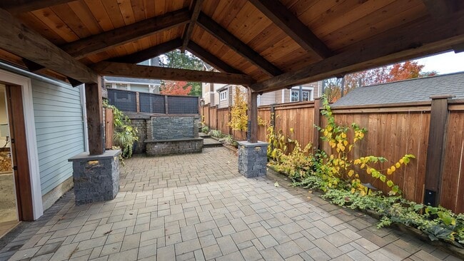 Building Photo - Valley St Duplex