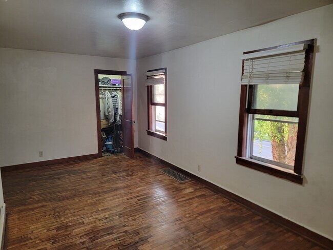 Foto del edificio - 1019 E 8th St