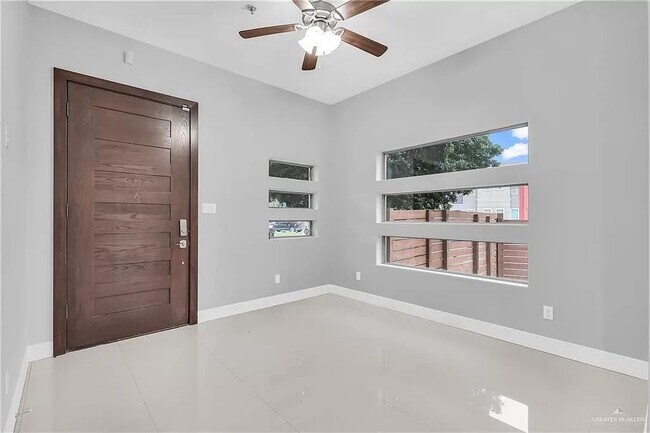 Living Room - 3016 S L St