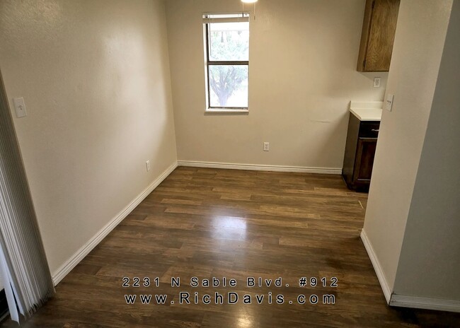Building Photo - Large 1 bed with washer and dryer hookup