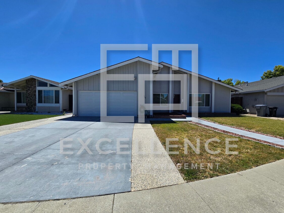 Primary Photo - Spacious 3/2 Home with a patio, yard and 2...