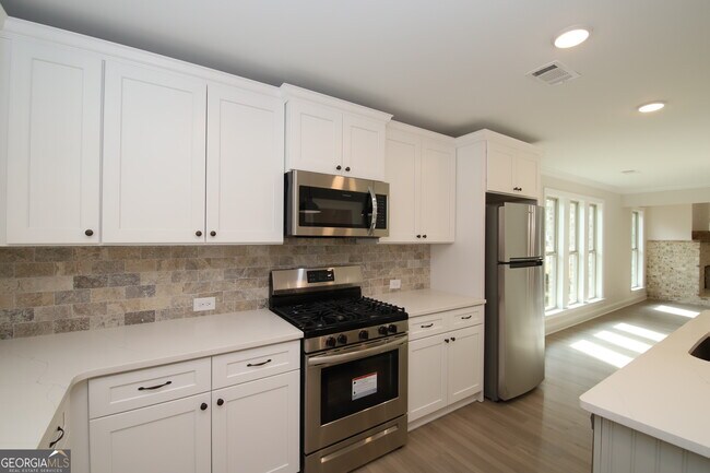 Building Photo - 512 Springdale Dr