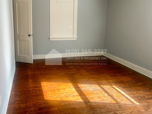 Foto del edificio - 3438 Lucas and Hunt Rd