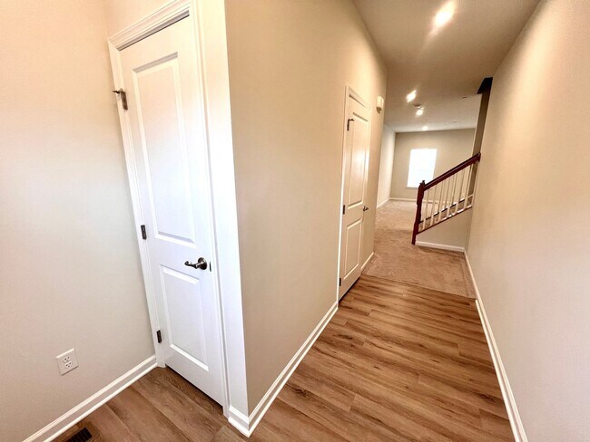 Foto del edificio - Stunning 3 bedroom, 2.5 bathroom End unit ...