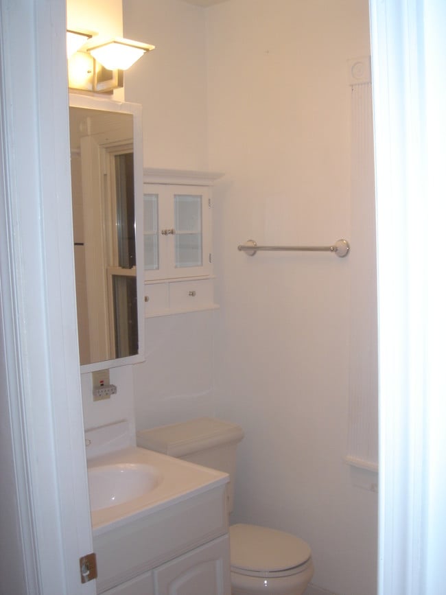 Building Photo - 2538 Foster Ave