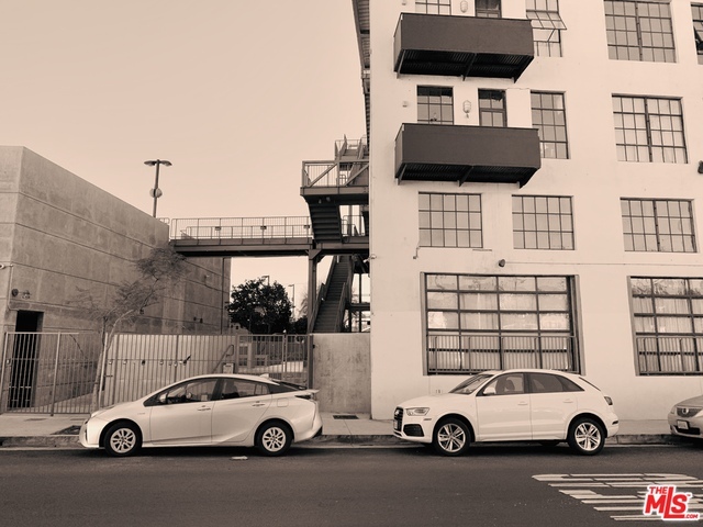 Foto del edificio - 200 N San Fernando Rd