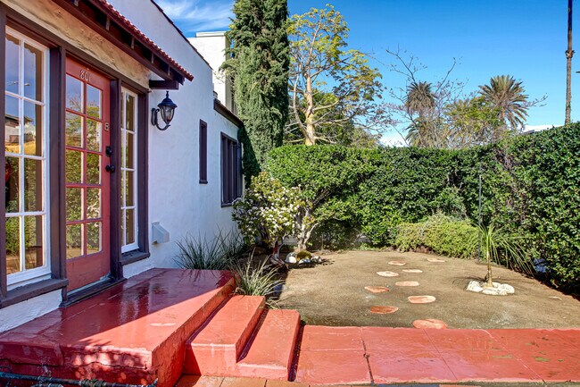 Jardín delantero - 801 N June St
