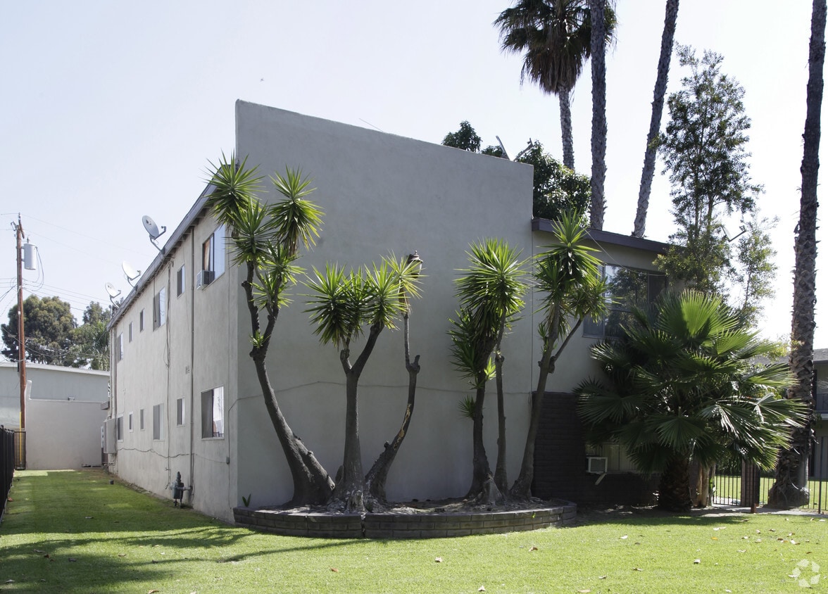 Building Photo - 2031 E Wilshire Ave