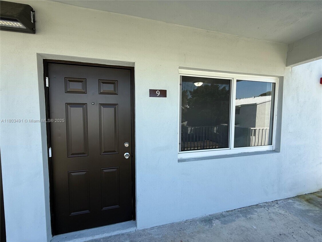 Foto principal - 1955 NW 5th Pl
