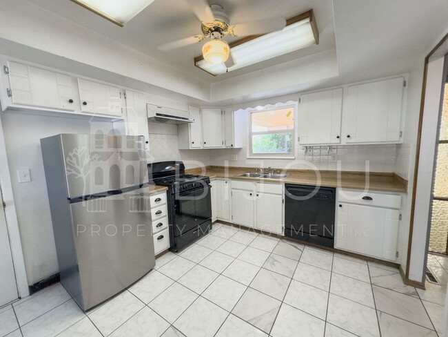 Building Photo - Large Main Level Living