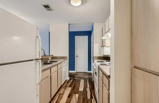 Building Photo - 2510 Taft Dr