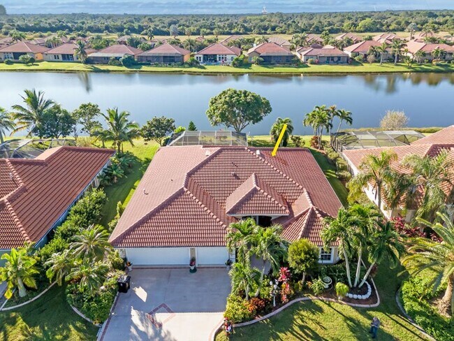 Foto del edificio - Heatherwood Lake Front Pool Home in St. Lucie West