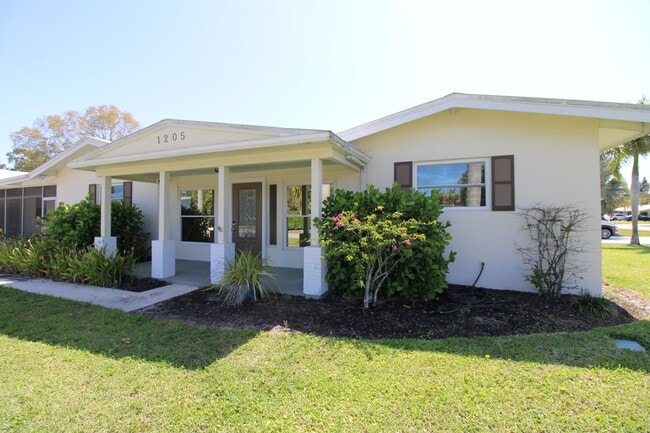 Building Photo - ** 3/2 NICELY FURNISHED HOME READY *** DOG...