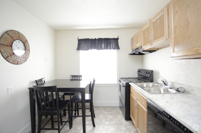 2BR, 1BA - 610 SF - The Village