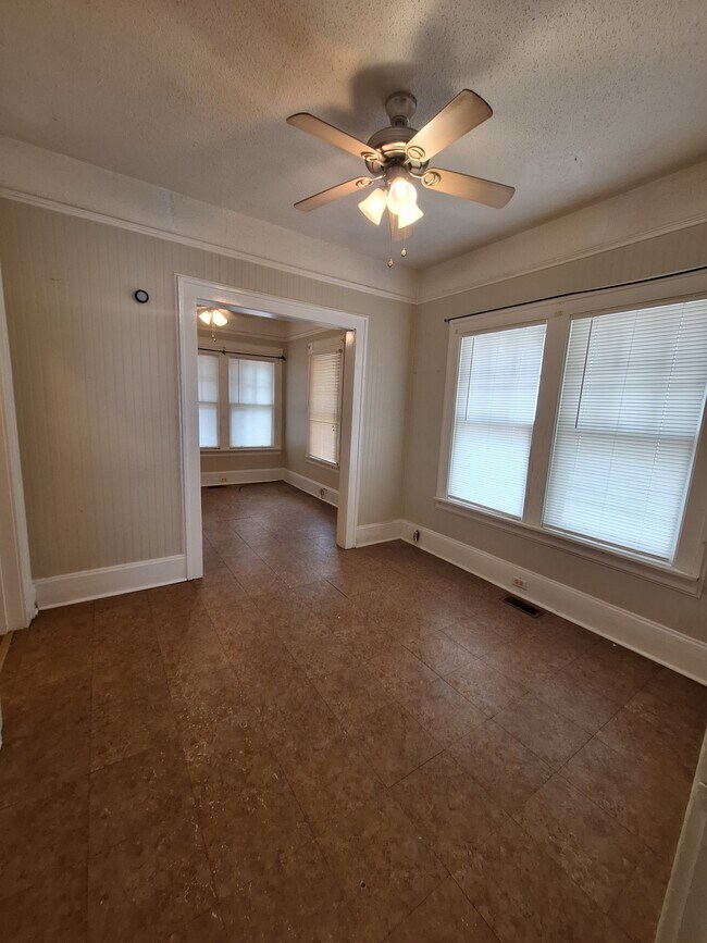 Building Photo - 823 E Whitner St