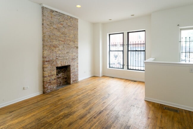 Building Photo - 2835 W Medill Ave