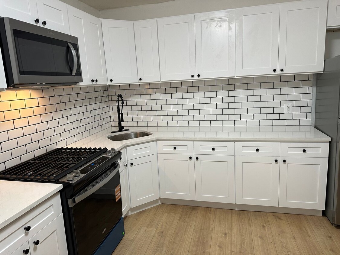 Primary Photo - Elegant 2BR Apartment in South End Hartford