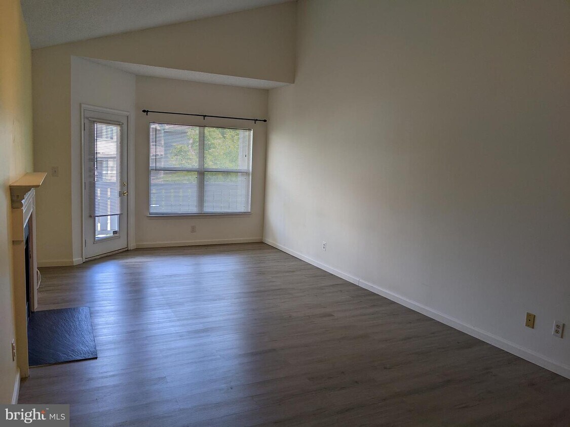 14322 Climbing Rose Way Unit 306, Centreville, VA 20121 Apartment for