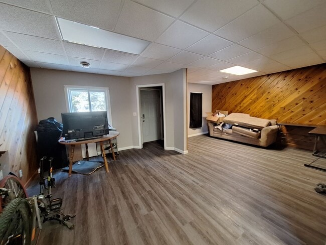 Building Photo - 2 Bedroom Home - Open August 1st!