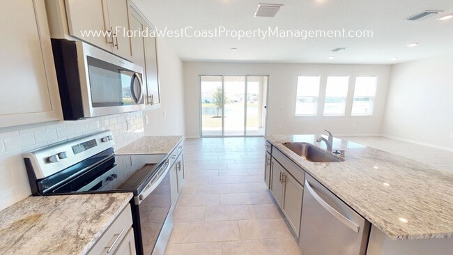 Building Photo - MOVE IN READY! LARGE 4 BEDROOM/3 BATH/ ALL...