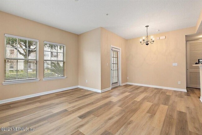 Comedor - 575 Oakleaf Plantation Pkwy