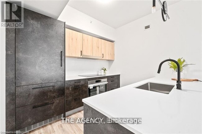 Building Photo - 2 Dundas St W