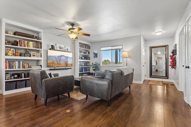 Building Photo - Low-Maintenance Upgraded 3-Bedroom Home Near Downtown Loveland